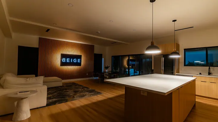 Studio and lifestyle photo